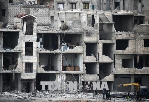 Toà nhà tan hoang sau một cuộc không kích tại Otaybah, Đông Ghouta, Syria ngày 25/2. Ảnh: AFP/TTXVN