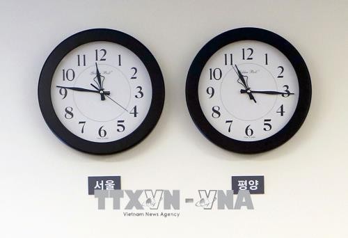 Đồng hồ tại Văn phòng Phủ Tổng thống Hàn Quốc chỉ giờ Seoul (trái) và đồng hồ chỉ giờ ở Bình Nhưỡng (phải) tại Nhà Hòa bình của làng đình chiến Panmunjom ngày 30/4. Ảnh: EPA/TTXVN