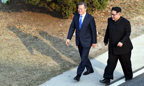 Ông Kim Jong-un được cho là đã đi giày đế độn tăng chiều cao khi gặp ông Moon Jae-in hôm 27/4. Ảnh: AFP