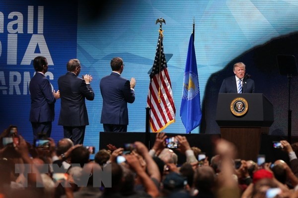 Tổng thống Mỹ Donald Trump phát biểu tại đại hội thường niên của Hiệp hội Súng trường Quốc gia (NRA) tại Dallas. (Nguồn: AFP/TTXVN)