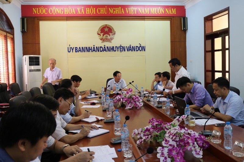 UBND huyện Vân Đồn cùng các sở, ngành của tỉnh họp bàn phương án bình ổn giá bất động sản tránh rủi ro trong giao thương nhà đất.