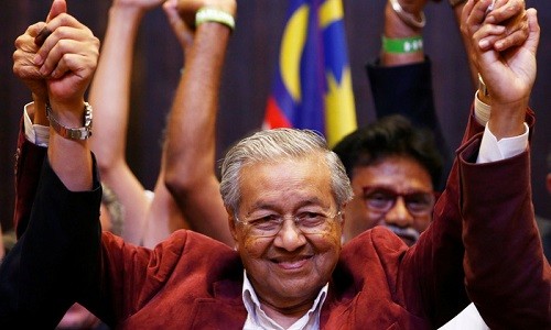 Chính trị gia 92 tuổi Mahathir Mohamad (áo đỏ) sắp trở lại - Ảnh: AP