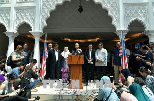 Tân Thủ tướng Malaysia Mahathir Mohamad (giữa) phát biểu tại cuộc họp báo ở Kuala Lumpur ngày 11/5. Ảnh: THX/TTXVN