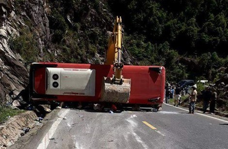 Xe khách lao vào vách núi làm 2 người chết, hàng chục người bị thương