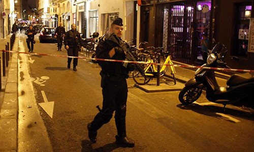Cảnh sát phong tỏa đường phố ở quận hai, gần nhà hát lớn Opera sau vụ tấn công bằng dao khiến một người chết. Ảnh: Reuters.