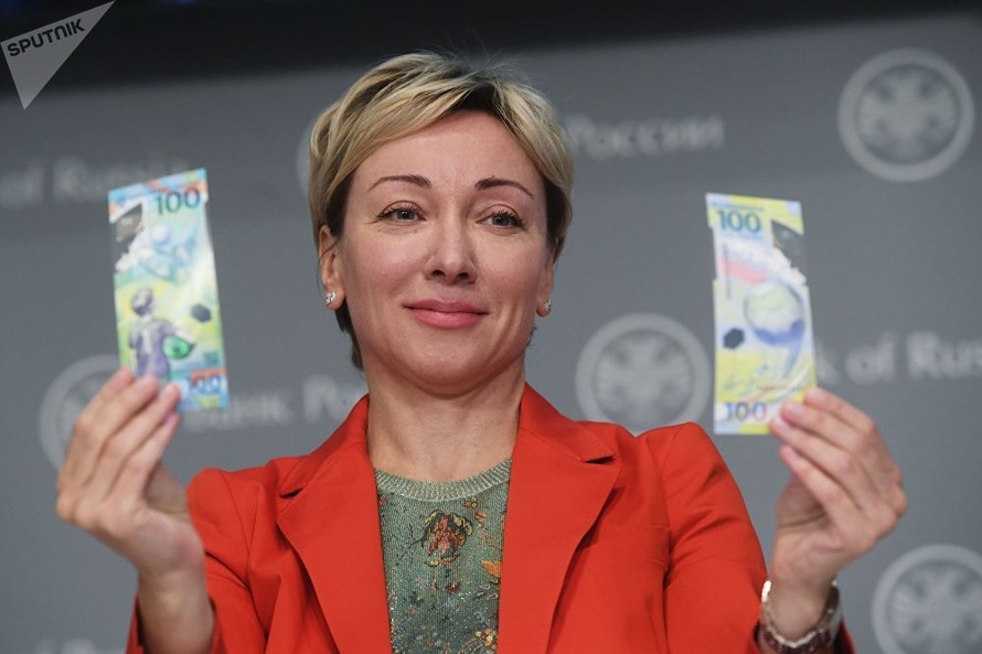 Ngân hàng trung ương Nga giới thiệu loại tiền giấy mới nhân dịp World Cup. Ảnh KIRILL KALLINIKOV