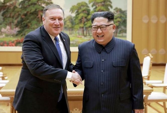 Ngoại trưởng Mỹ Mike Pompeo (trái) bắt tay Chủ tịch Triều Tiên Kim Jong-un (phải) trong một cuộc gặp mới đây tại Bình Nhưỡng. Ảnh: Nhà Trắng