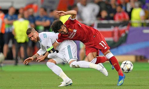 Pha phạm lỗi của Ramos (trái) đối với Salah. Ảnh: Reuter