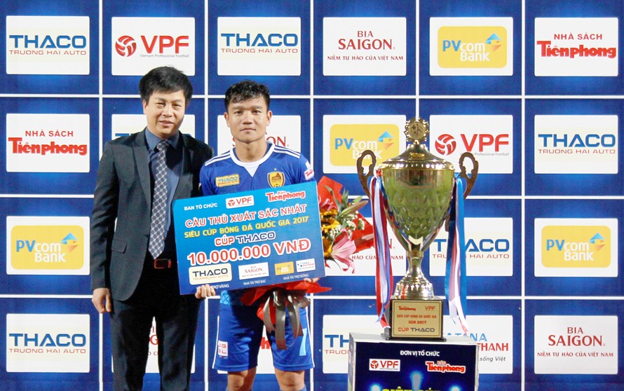 Sau chiến thắng chung cuộc 1-0 thuộc về Đội Quảng Nam, ông Đoàn Đức Minh- Phó Tổng Giám đốc PVcomBank đã trao giải “Cầu thủ xuất sắc nhất” cho cầu thủ Đinh Thanh Trung - đội trưởng Đội Quảng Nam.