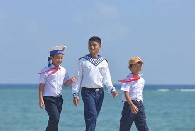 Đi dạo ngoài bờ biển luôn là sự thích thú của những đứa trẻ ở Trường Sa. Ảnh: Quỳnh Trang