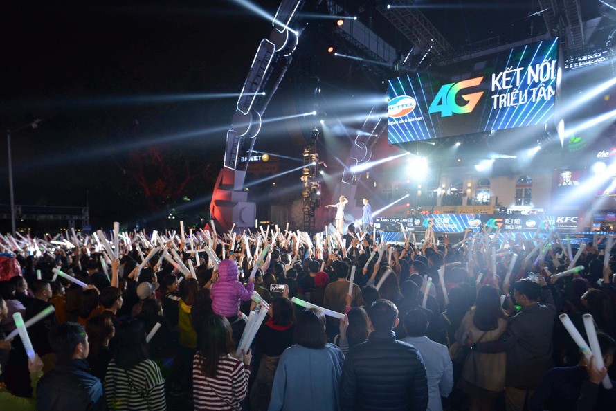 Đại nhạc hội Viettel kết nối triệu tâm hồn 2017 tại phố đi bộ Hà Nội đã thu hút hàng chục nghìn khán giả 