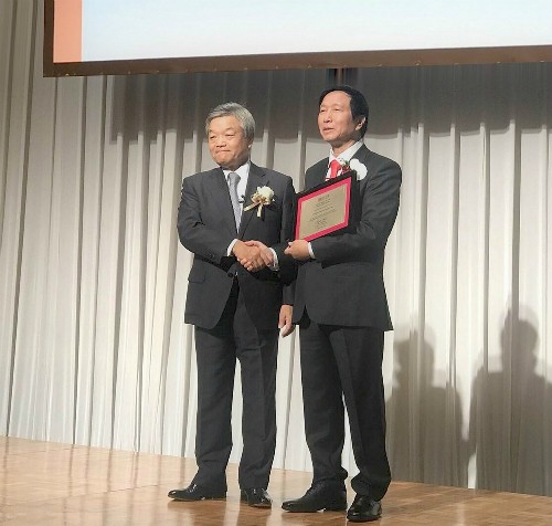 ng Naotoshi Okada, Chủ tịch và Tổng Giám đốc Tập đoàn Nikkei trao giải thưởng Nikkei châu Á 2018 cho Giáo sư Nguyễn Thanh Liêm tại Tokyo (Nhật Bản).