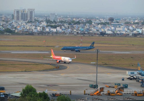 Đường băng sân bay Nội Bài, Tân Sơn Nhất bị hư hỏng