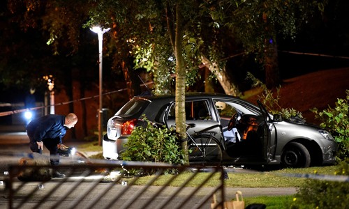 Cảnh sát khám xét một chiếc xe liên quan tới vụ xả súng ở thành phố Malmo, Thụy Điển tối ngày 18/6. Ảnh: TT News Agency/Reuters.
