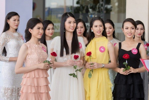 Các thí sinh nhận đề thi từ hoa hậu Mỹ Linh.
