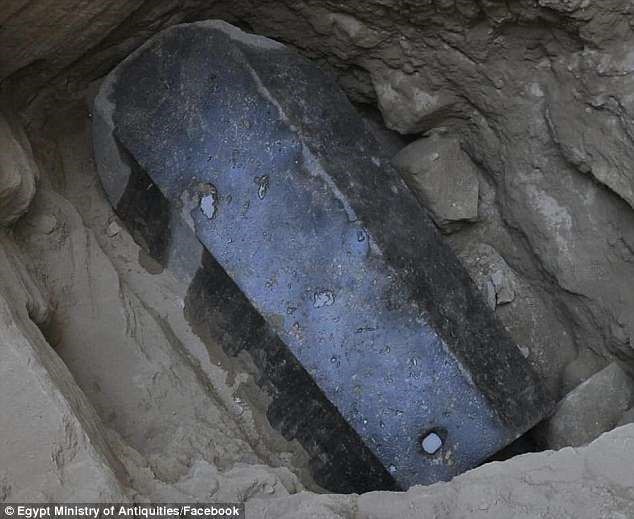 Quan tài bằng đá khổng lồ được chôn sâu hơn 4.9m bên cạnh một đầu bằng đá ngọc thạch khổng lồ - có thể thuộc về người đàn ông sở hữu ngôi mộ này.