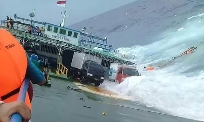 Phà chìm ngoài khơi đảo Sulawesi khi đang chở gần 140 hành khách và nhiều xe ôtô. Ảnh: AFP.