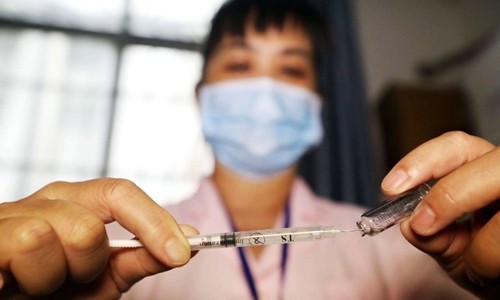 Y tá chuẩn bị một mũi vaccine tại bệnh viện ở Quảng Tây, Trung Quốc ngày 23/7. Ảnh: AFP.