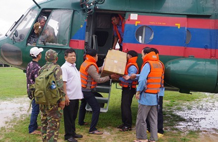 Vận chuyển hàng cứu trợ bằng trực thăng của Lào.