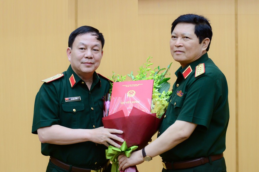 Đại tướng Ngô Xuân Lịch trao quyết định giao nhiệm vụ cho Thiếu tướng Lê Đăng Dũng giữ chức vụ phụ trách Chủ tịch, Tổng giám đốc Tập đoàn Công nghiệp - Viễn thông Quân đội (Viettel)