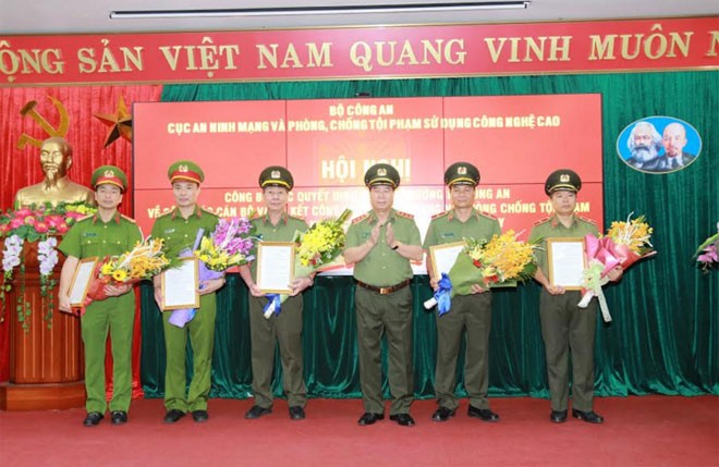 Thứ trưởng Bùi Văn Nam trao quyết định và chúc mừng Thiếu tướng Nguyễn Văn Chính. Ảnh CAND 