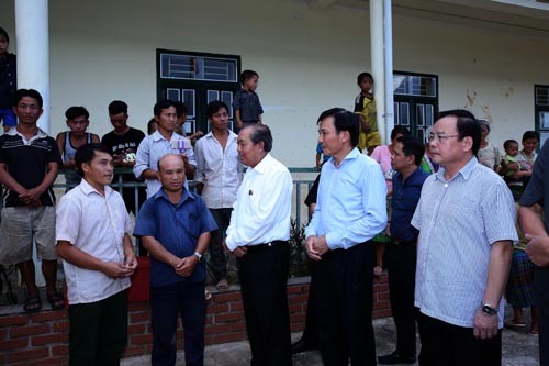 Phó Thủ tướng Trương Hòa Bình tới thăm người dân tái định cư ở bản Mường Toong 5, huyện Mường Nhé. Ảnh: VGP/Lê Sơn