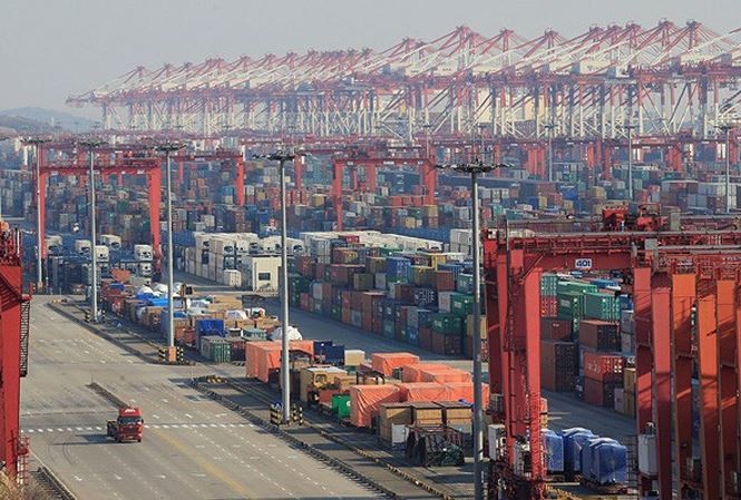 Những container hàng hóa tại một bến cảng ở Thượng Hải, Trung Quốc - Ảnh: Reuters/Sputnik