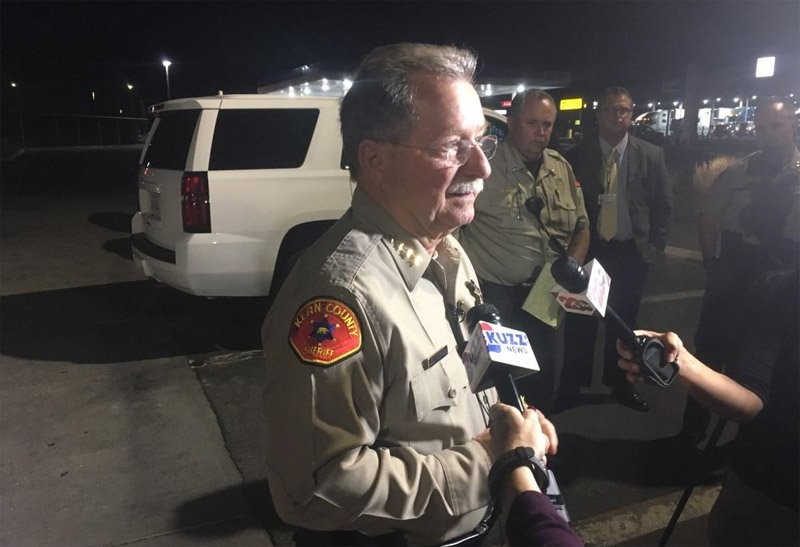 Cảnh sát trưởng Donny Youngblood trả lời phỏng vấn về vụ việc. (Ảnh: Bakersfield Californian)