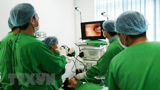 Các bác sỹ Bệnh viện Chợ Rẫy Phnom Pênh thực hiện phẫu thuật nội soi tai mũi họng cho bệnh nhân Campuchia. (Ảnh: TTXVN)