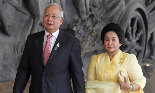 Cựu thủ tướng Malaysia Najib Razak và vợ, Rosamh tại Bali tháng 11/2011. Ảnh: Reuters.