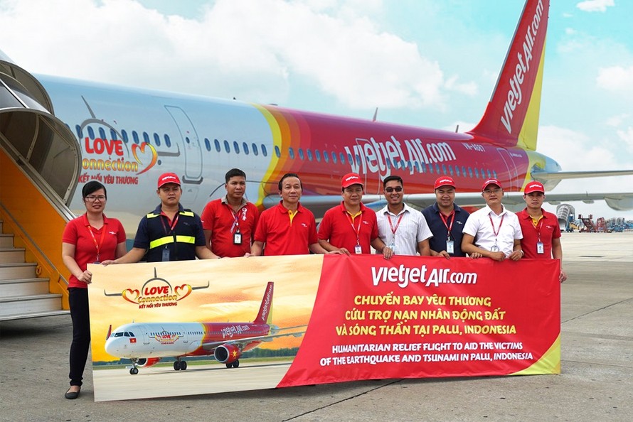 Chuyến bay đặc biệt số hiệu VJ2611 mang theo biểu tượng "Kết nối yêu thương" của Vietjet vận chuyển hàng cứu trợ nạn nhân thảm họa kép động đất - sóng thần tới thủ đô Jakarta (Indonesia).
