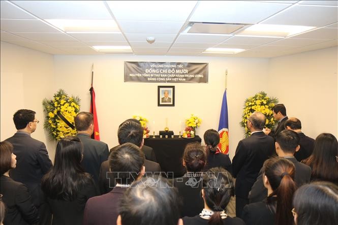 Cán bộ, nhân viên Phái đoàn Đại diện Thường trực Việt Nam tại LHQ viếng nguyên Tổng Bí thư Đỗ Mười.