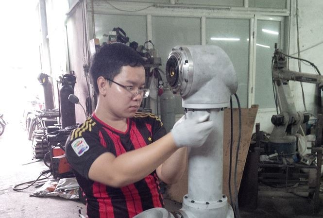 Một thành viên dự án tham gia việc lắp ghép robot 6 bậc tự do. Ảnh: TS Ðỗ Trần Thắng cung cấp