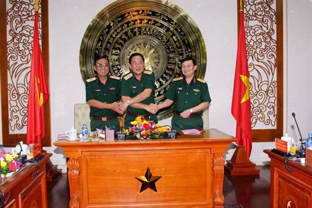 Trung tướng Võ Minh Lương, Phó Bí thư Đảng ủy, Tư lệnh Quân khu 7 (giữa), Thiếu tướng Nguyễn Minh Hoàng, Phó Chính ủy Quân khu 7 (trái) và Phó Đô đốc Hải quân Trần Hoài Trung tại lễ kýkết bàn giao nhiệm vụ Bí thư Đảng ủy, Chính ủy Quân khu 7