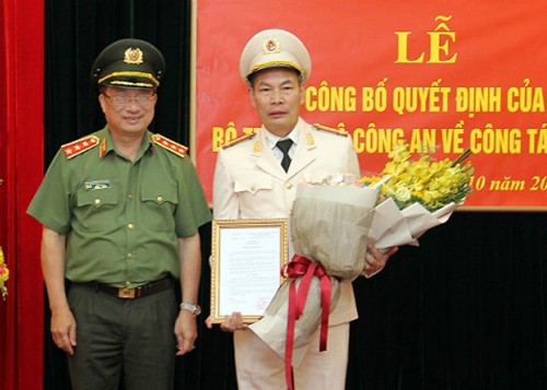 Thứ trưởng Nguyễn Văn Thành trao quyết định cho Đại tá Đỗ Văn Hoành (bên phải). Ảnh: Cổng Thông tin Bộ Công an