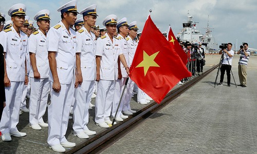 Thủy thủ đoàn tàu Trần Hưng Đạo trong lễ khai mạc ACMEX 2018. Ảnh: Báo Hải quân.