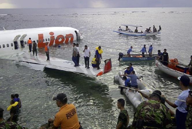 Chiếc máy bay của hãng Lion Air gãy đôi sau khi lao xuống biển ngày 13/4/2013. Ảnh: News.com.au