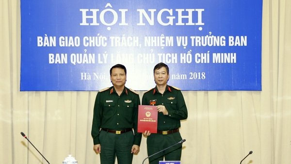 Thiếu tướng Nguyễn Văn Cương trao quyết định của Thủ tướng cho Đại tá Bùi Hải Sơn
