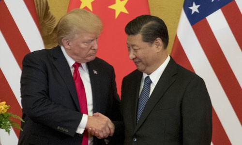 Tổng thống Mỹ Donald Trump (trái) bắt tay Chủ tịch Trung Quốc Tập Cận Bình ở Bắc Kinh tháng 11/2017. Ảnh: AP.