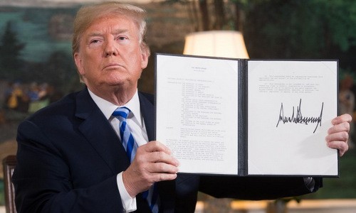 Tổng thống Trump ký sắc lệnh trừng phạt Iran hồi tháng 5. Ảnh: AFP.