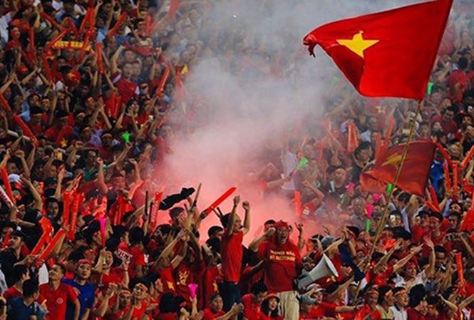 Đội tuyển Việt Nam có thể chịu án phạt nặng nếu CĐV tiếp tục đốt pháo sáng trên sân vận động.