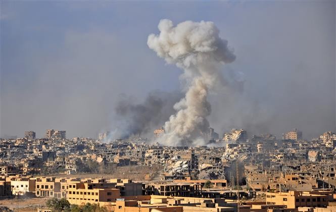 Khói bốc lên sau một cuộc không kích nhằm vào các mục tiêu chiếm đóng của IS tại Deir Ezzor, Syria. Ảnh: AFP/ TTXVN