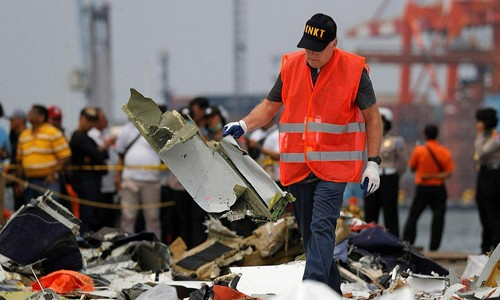 Một nhân viên Ủy ban An toàn Giao thông Quốc gia Indonesia kiểm tra mảnh vỡ của chiếc Boeing 737 MAX 8. Ảnh: Reuters.