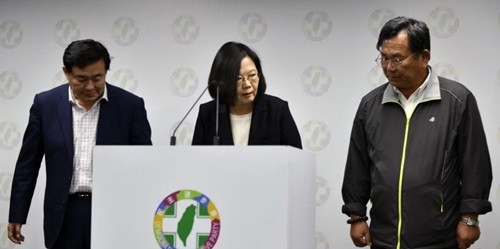 Lãnh đạo Đài Loan Thái Anh Văn (giữa) phát biểu từ chức tại Đài Bắc hôm nay. Ảnh: AFP.