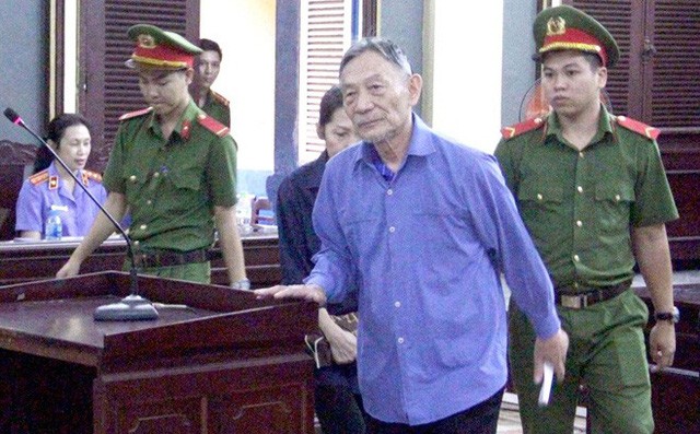 Nguyên Tổng giám đốc công ty tài chính cao su Việt Nam tại toà.