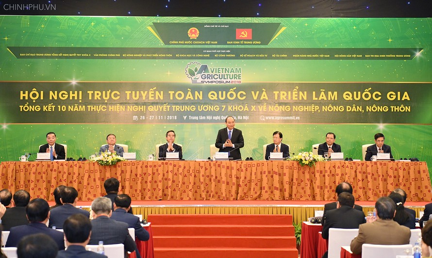 Thủ tướng Nguyễn Xuân Phúc đã chủ trì Hội nghị trực tuyến toàn quốc tổng kết 10 năm thực hiện Nghị quyết "tam nông". Ảnh: VGP/Quang Hiếu