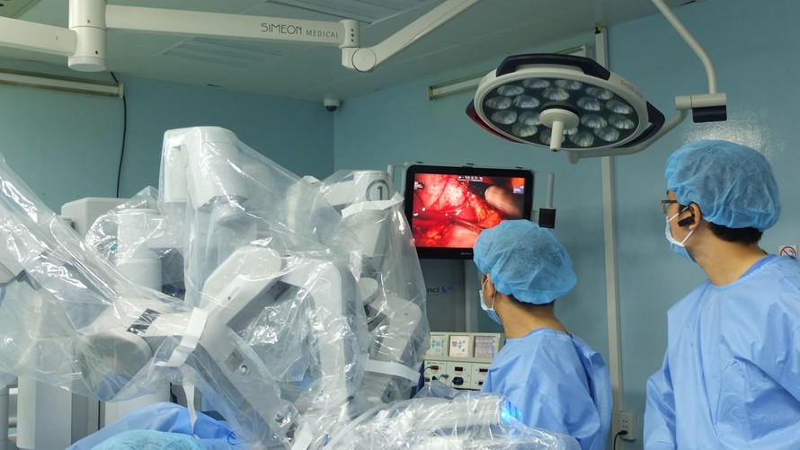 Robot phẫu thuật còn giúp các bác sĩ khâu kín ống mật chủ với kích thước chỉ 6mm.