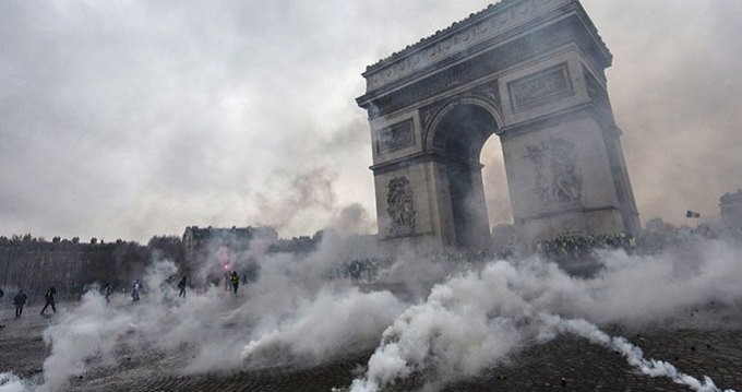 Bạo loạn bùng phát ở thủ đô Paris của Pháp hôm 1/12, khi hàng nghìn người biểu tình mặc áo khoác vàng đụng độ với cảnh sát chống bạo động. Đây là cuộc biểu tình lớn nhất 50 năm qua tại Paris, khi người dân Pháp phản đối chính sách tăng thuế xăng dầu của c