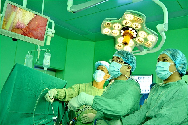 Các bác sĩ Bệnh viện Đại học Y Dược TP HCM đang thực hiện một ca phẫu thuật nội soi. Ảnh: N.P