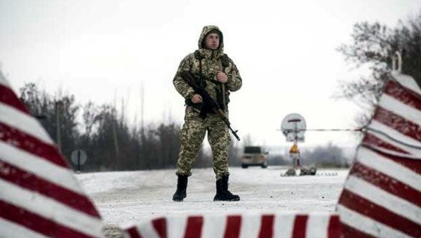 Một binh sĩ Ukraina đang đứng gác ở khu vực biên giới với Nga, tại Milove, phía đông Ukraina. Ảnh: AP